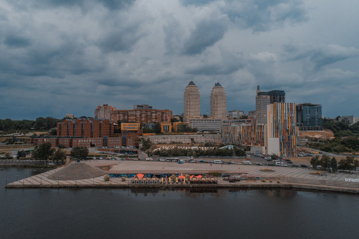 сеял рожь, покрывал черной толью гумна и не пил только сухую воду.