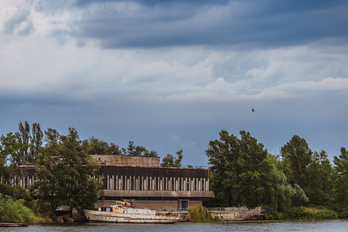 жрал хлеб изгнанья, не оставляя корок.