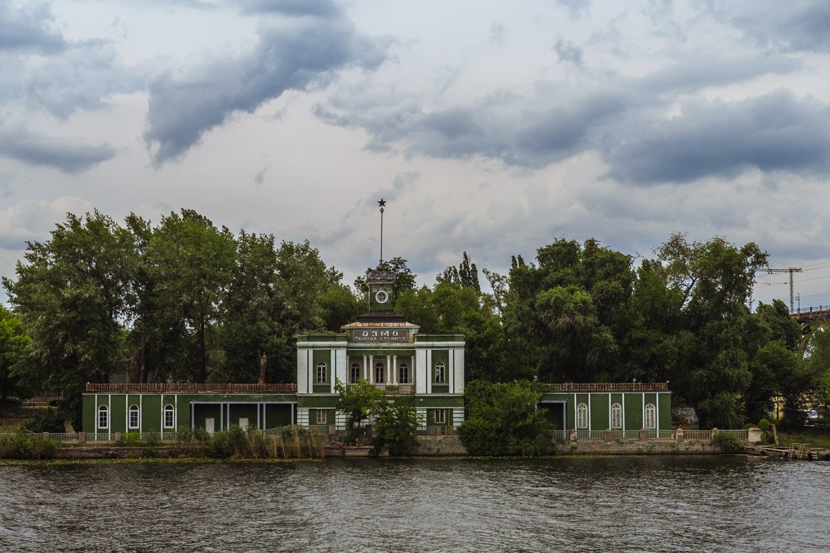 Позволял своим связкам все звуки, помимо воя;