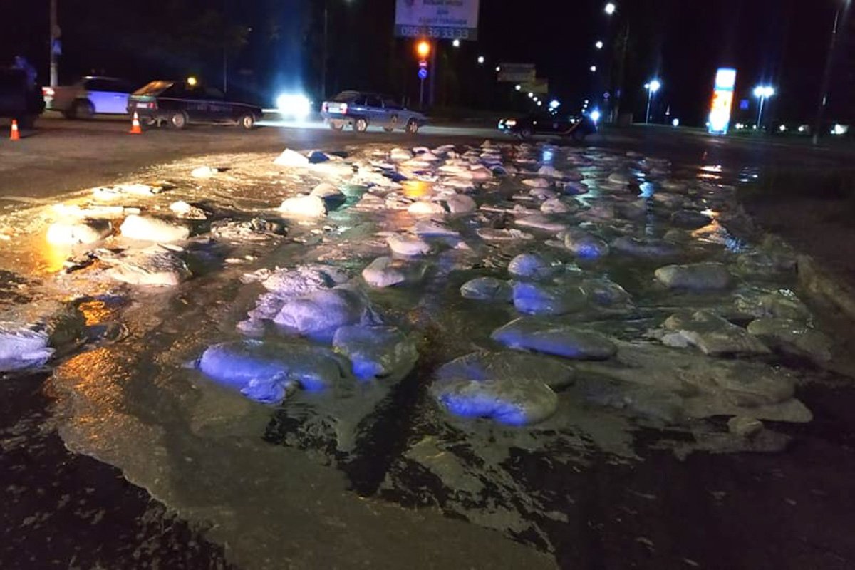 Коммунальщики убирали проезжую часть до 3:00 Коммунальщики убирали проезжую часть до 3:00