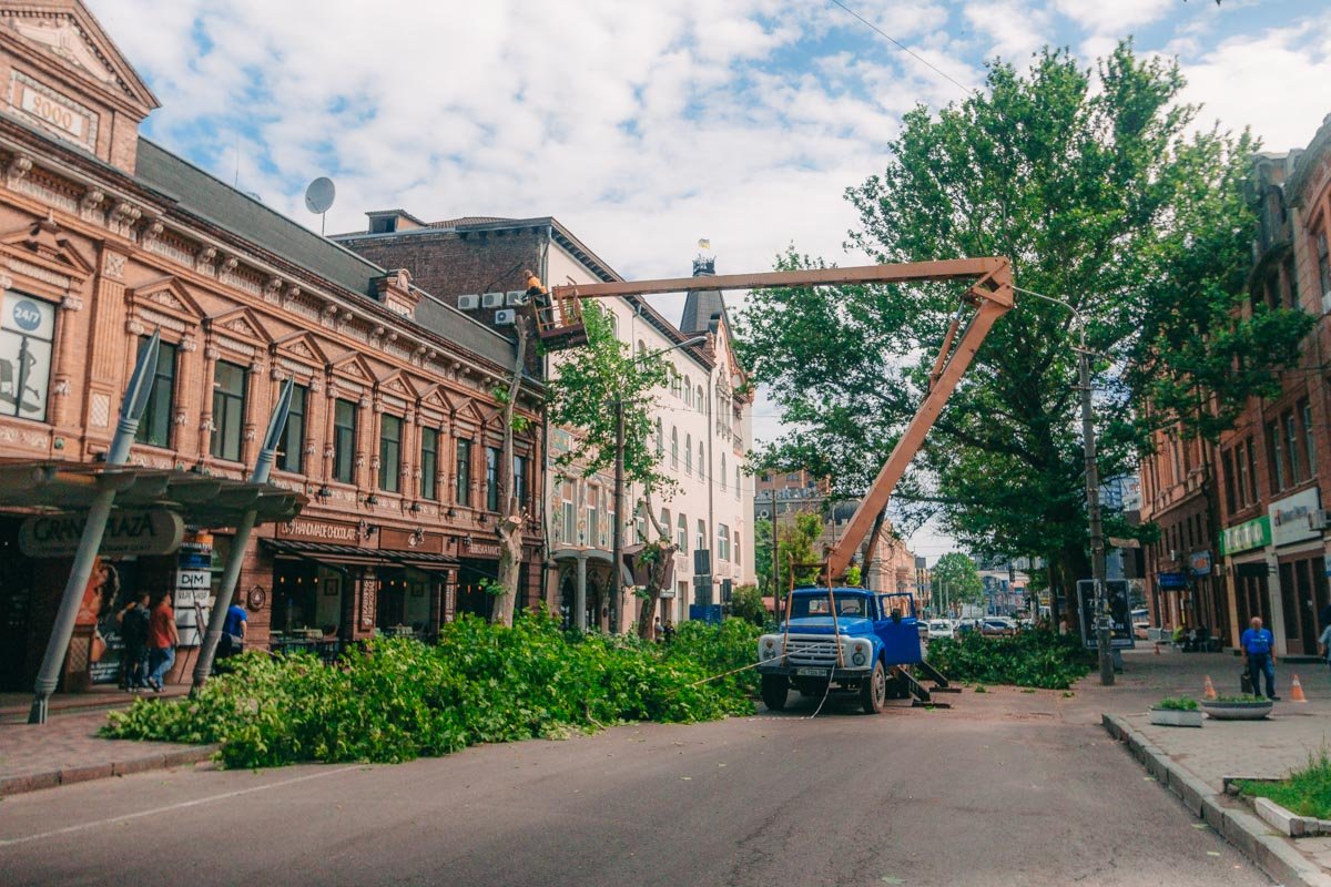 На улице работает спецтехника  На улице работает спецтехника