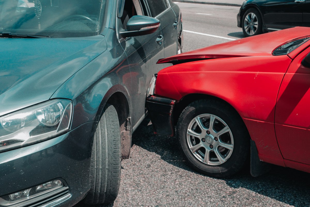 С места аварии пассажирку одной из иномарок забрала скорая помощь