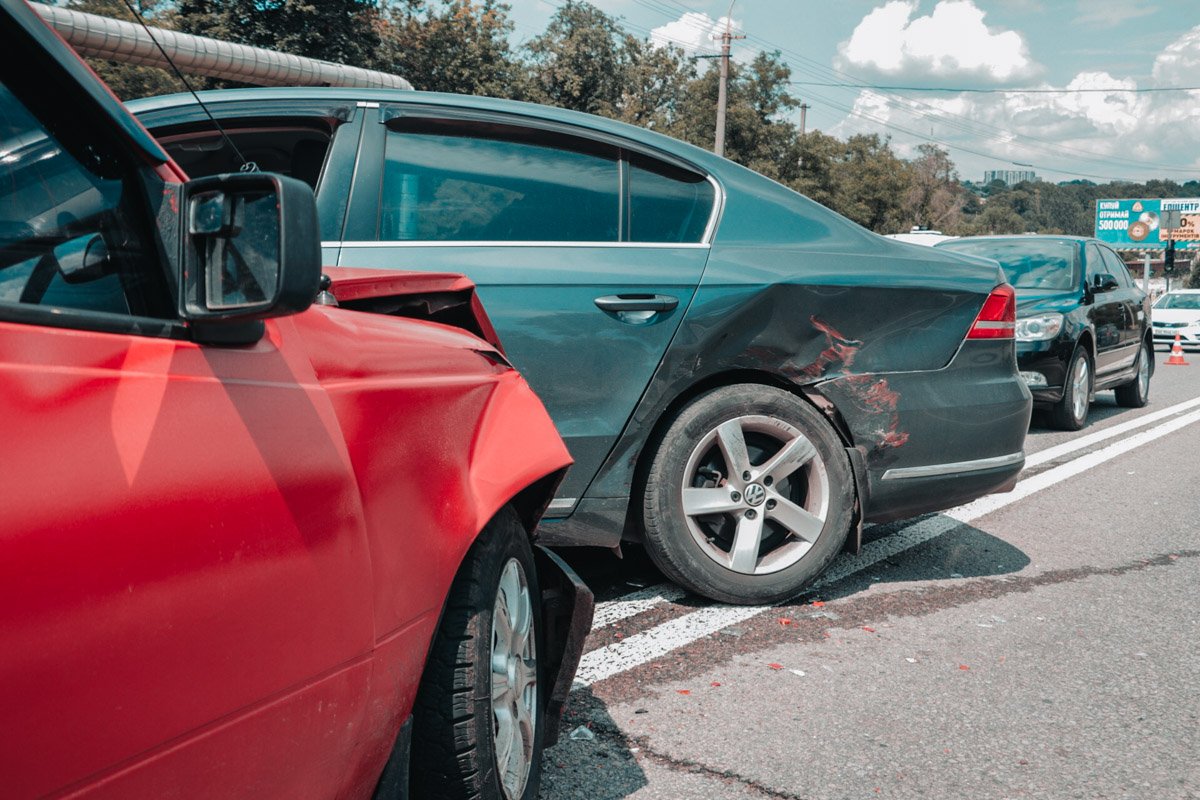 От удара Volkswagen развернуло