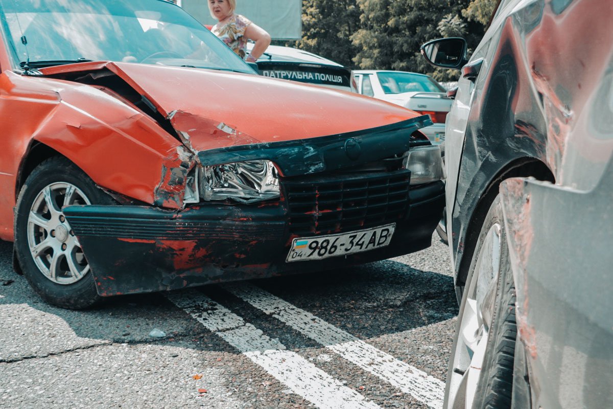 Девушка, которая сидела на пассажирском сидении Opel, сильно ударилась головой 