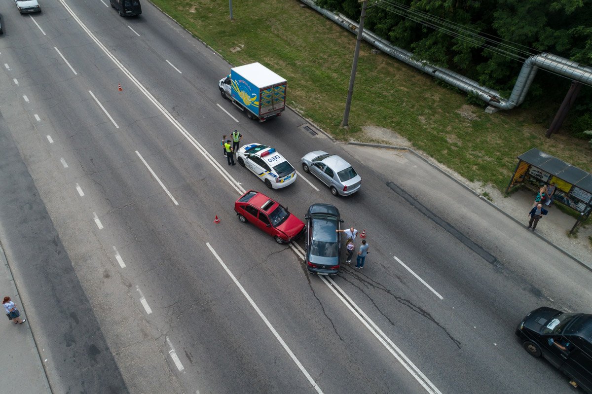 Будьте внимательными на Космической - автомобили стоят посреди проезжей