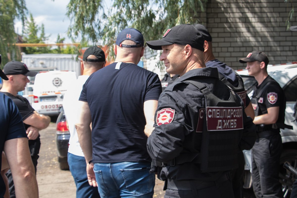 Нескольким людям удалось скрыться с места