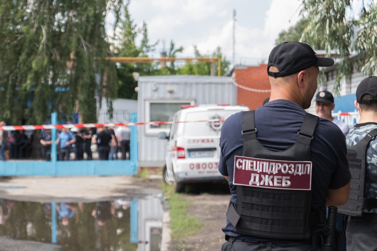 На месте работали сотрудники следственного отдела, которые опрашивали очевидцев и участников конфликта