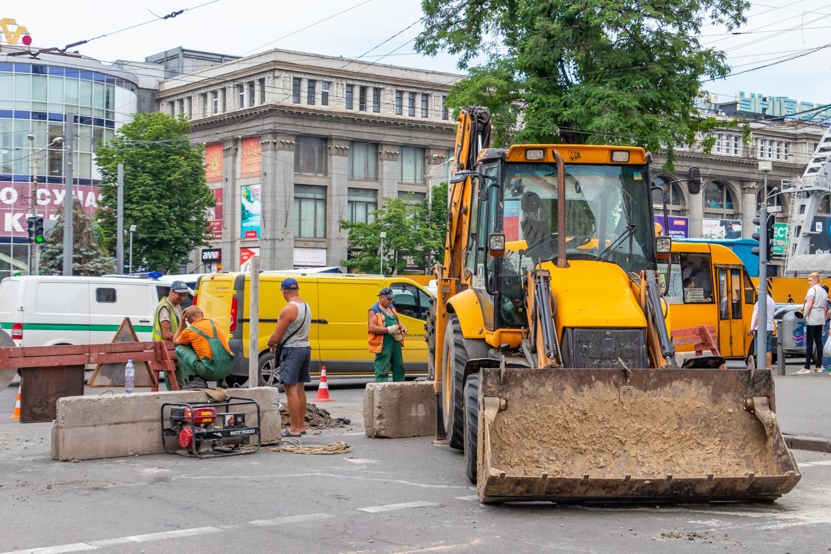 С самого утра там ведутся ремонтные работы С самого утра там ведутся ремонтные работы