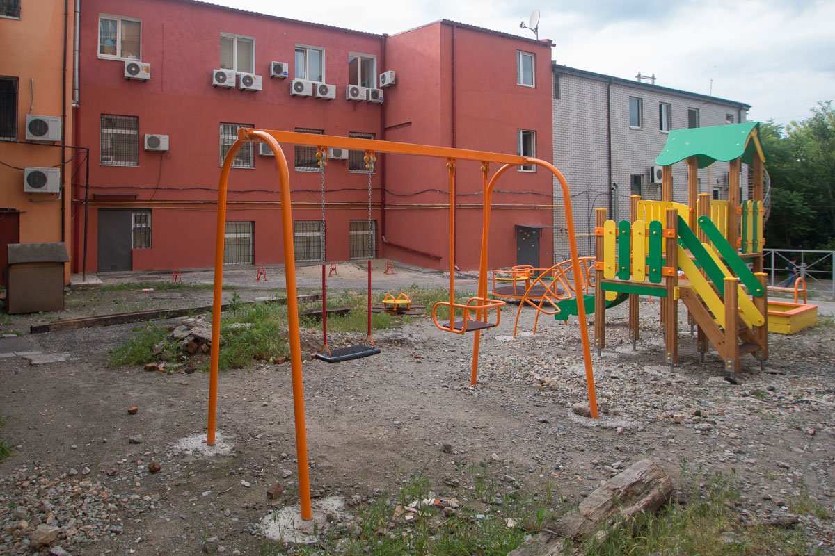 Рядом находится детская площадка