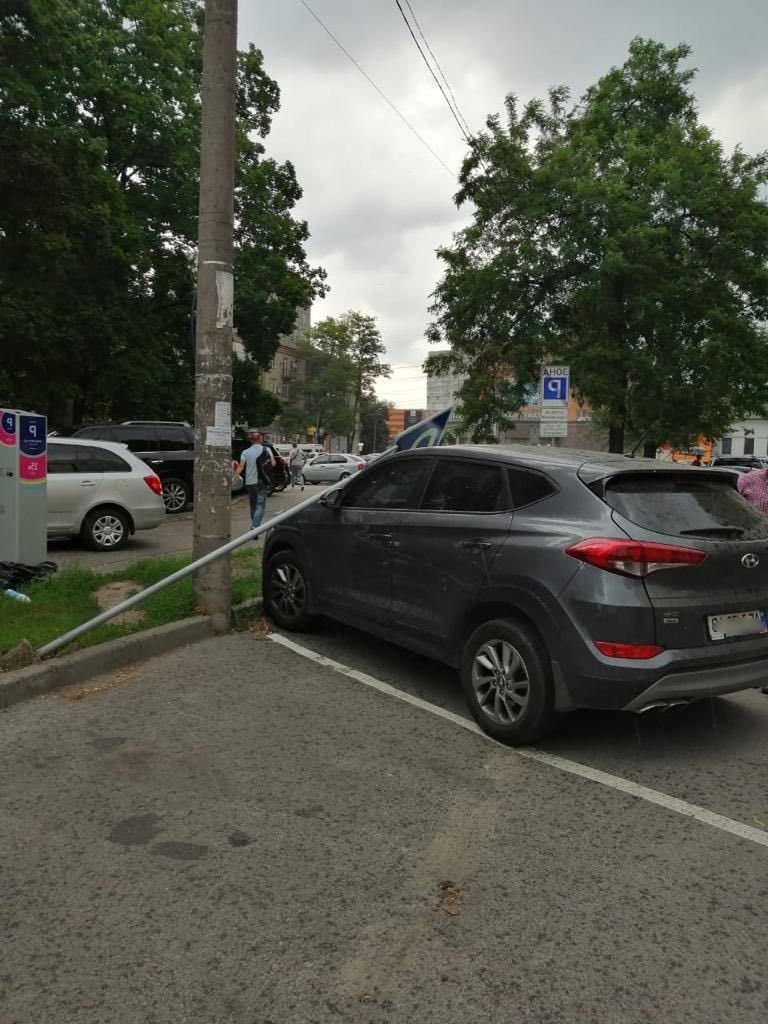 На площади Успенской на авто упал знак На площади Успенской на авто упал знак