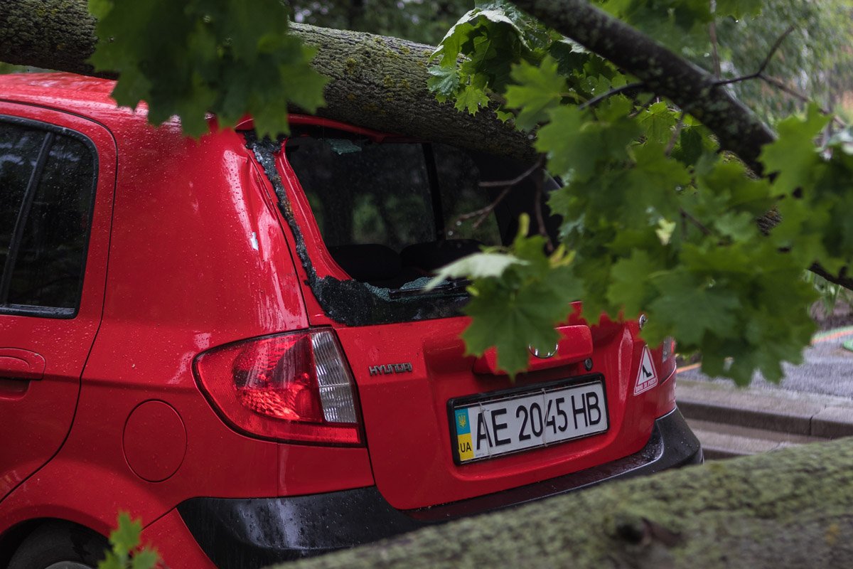 У машин разбиты задние стекла и помяты бампера У машин разбиты задние стекла и помяты бампера