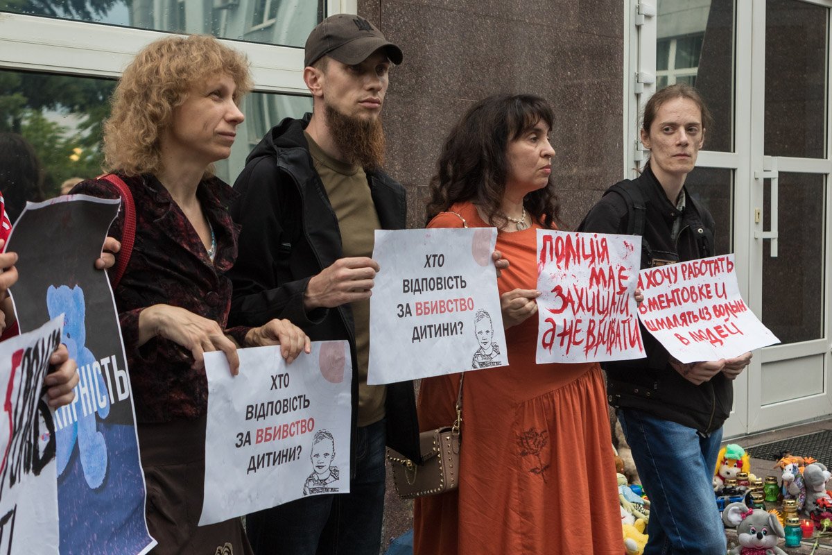 4 июня у здания ГУ Нацполиции собрались десятки жителей Днепра 4 июня у здания ГУ Нацполиции собрались десятки жителей Днепра