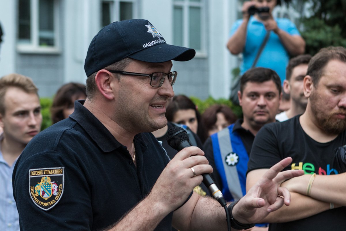 На встречу к митингующим вышел заместитель начальника полиции Днепропетровской области Владимир Богонис На встречу к митингующим вышел заместитель начальника полиции Днепропетровской области Владимир Богонис
