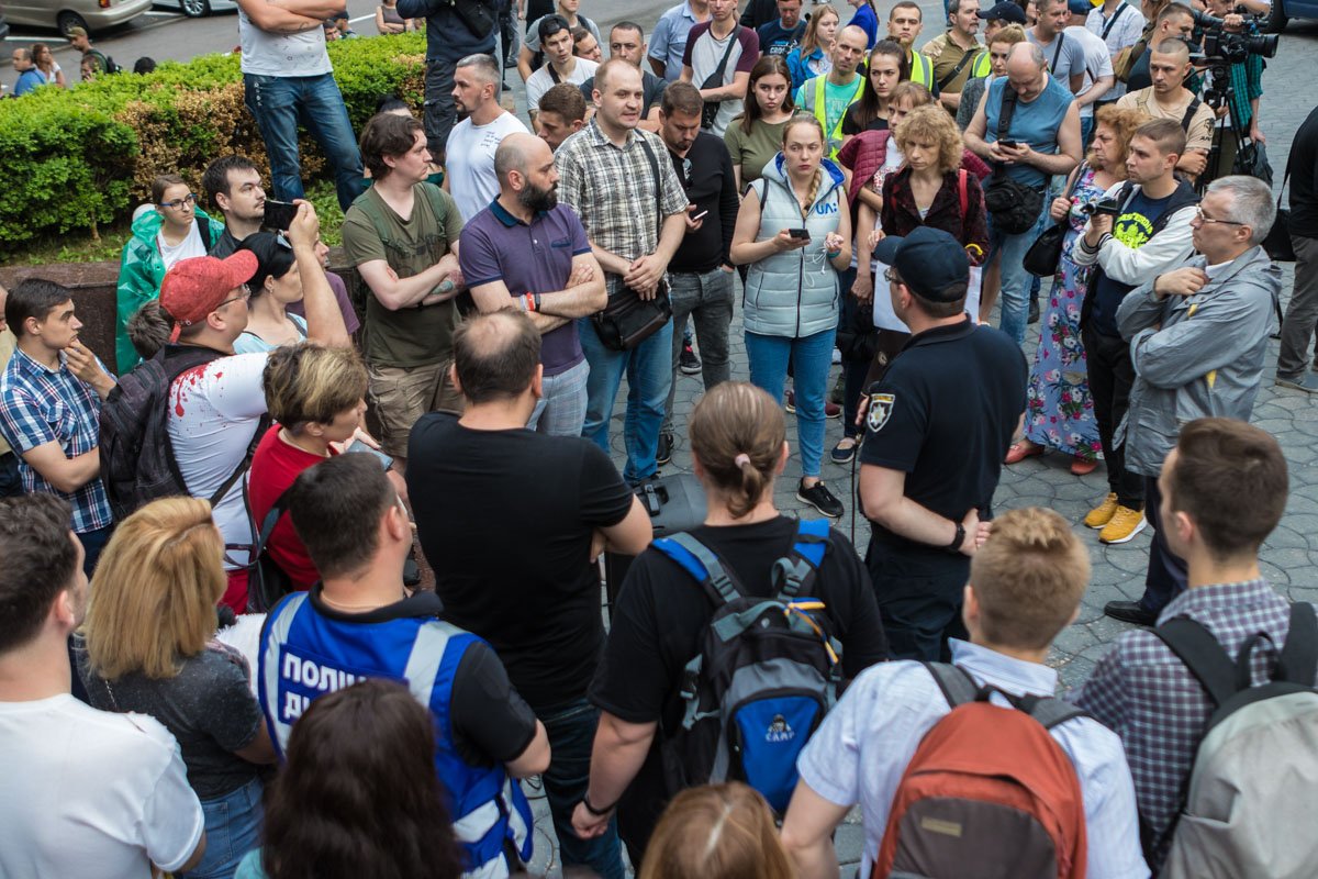 Люди задавали ему различные вопросы, многие из которых были весьма провокационными Люди задавали ему различные вопросы, многие из которых были весьма провокационными