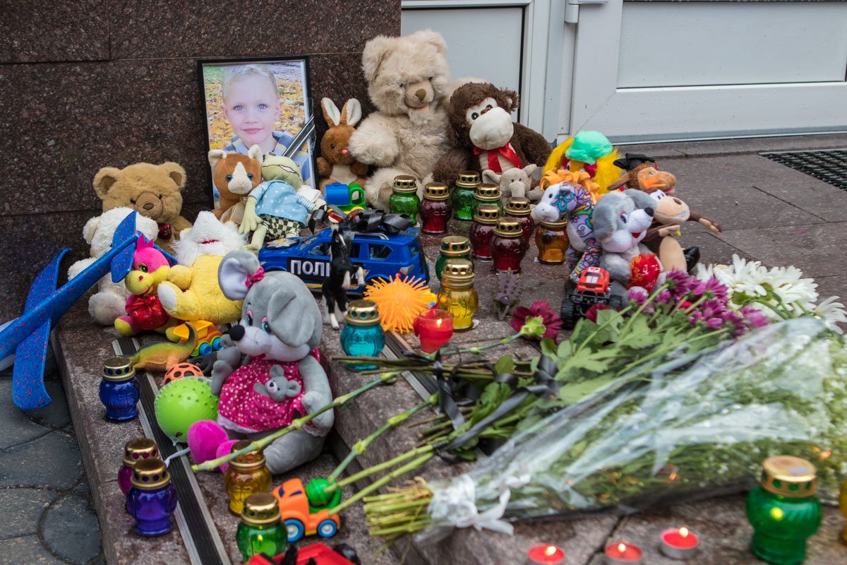 Также принесли игрушки и свечи Также принесли игрушки и свечи