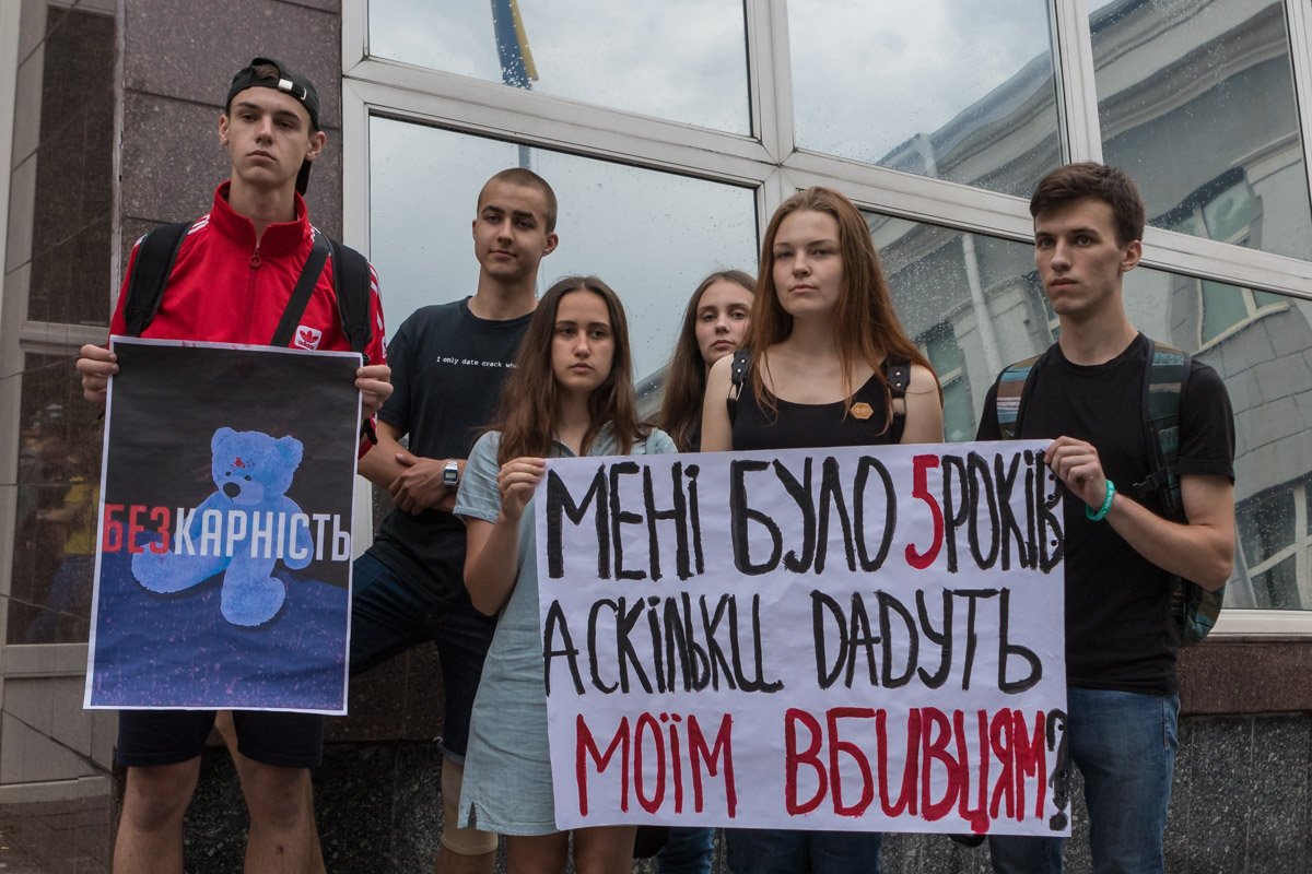 Ребята молча держали плакаты с надписями Ребята молча держали плакаты с надписями