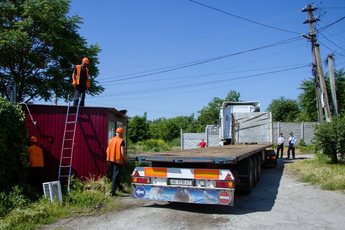 Поводом для демонтажа стали многочисленные жалобы жителей района Поводом для демонтажа стали многочисленные жалобы жителей района