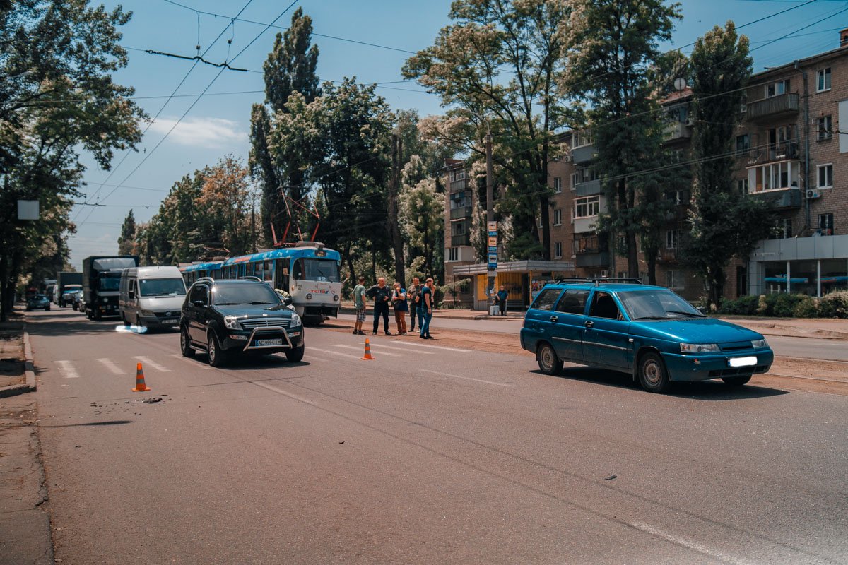 На проспекте Богдана Хмельницкого автомобиль Lada сбил подростка На проспекте Богдана Хмельницкого автомобиль Lada сбил подростка