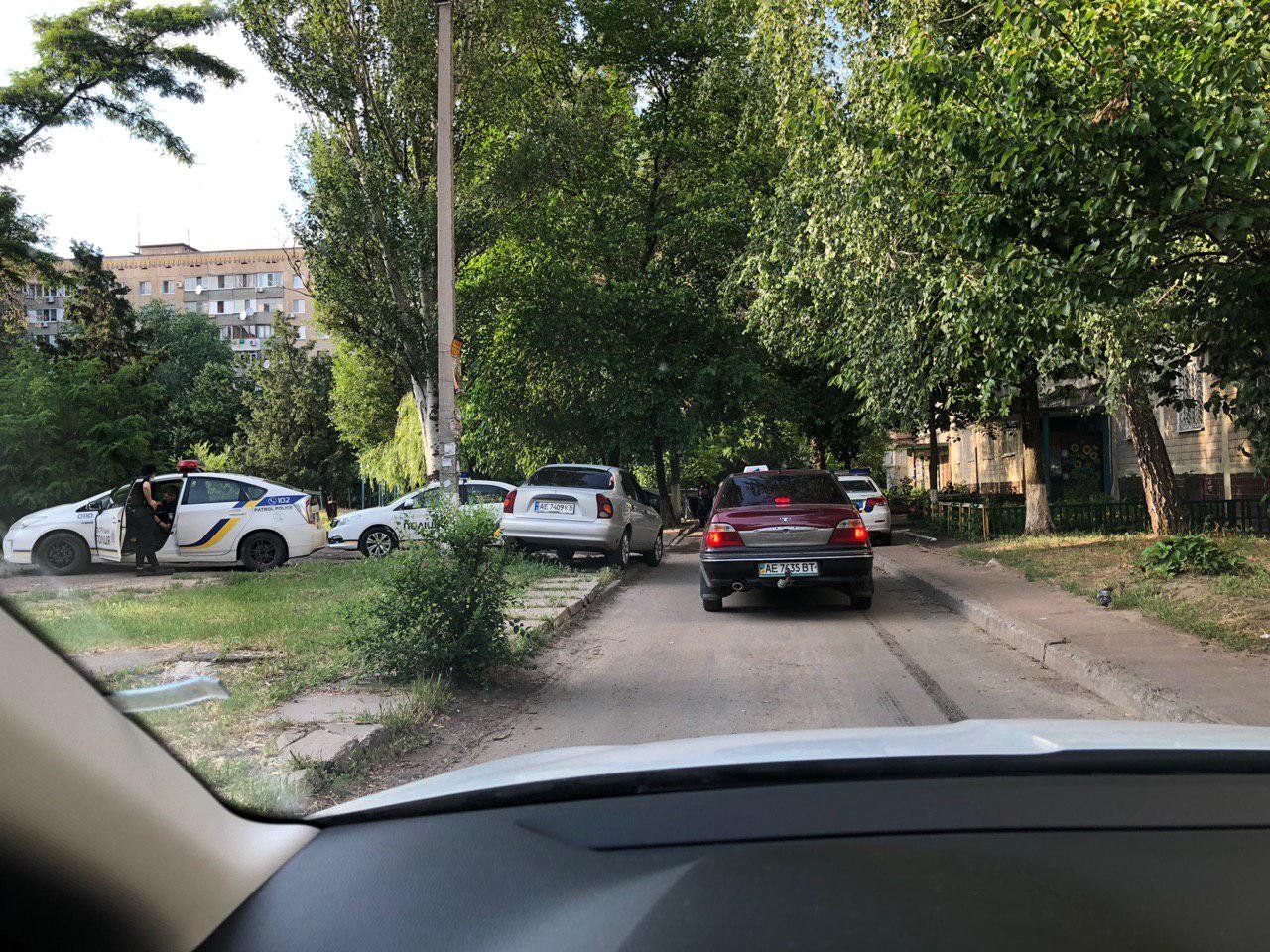 На улице Янтарной неизвестный выстрелил в парня в подъезде дома