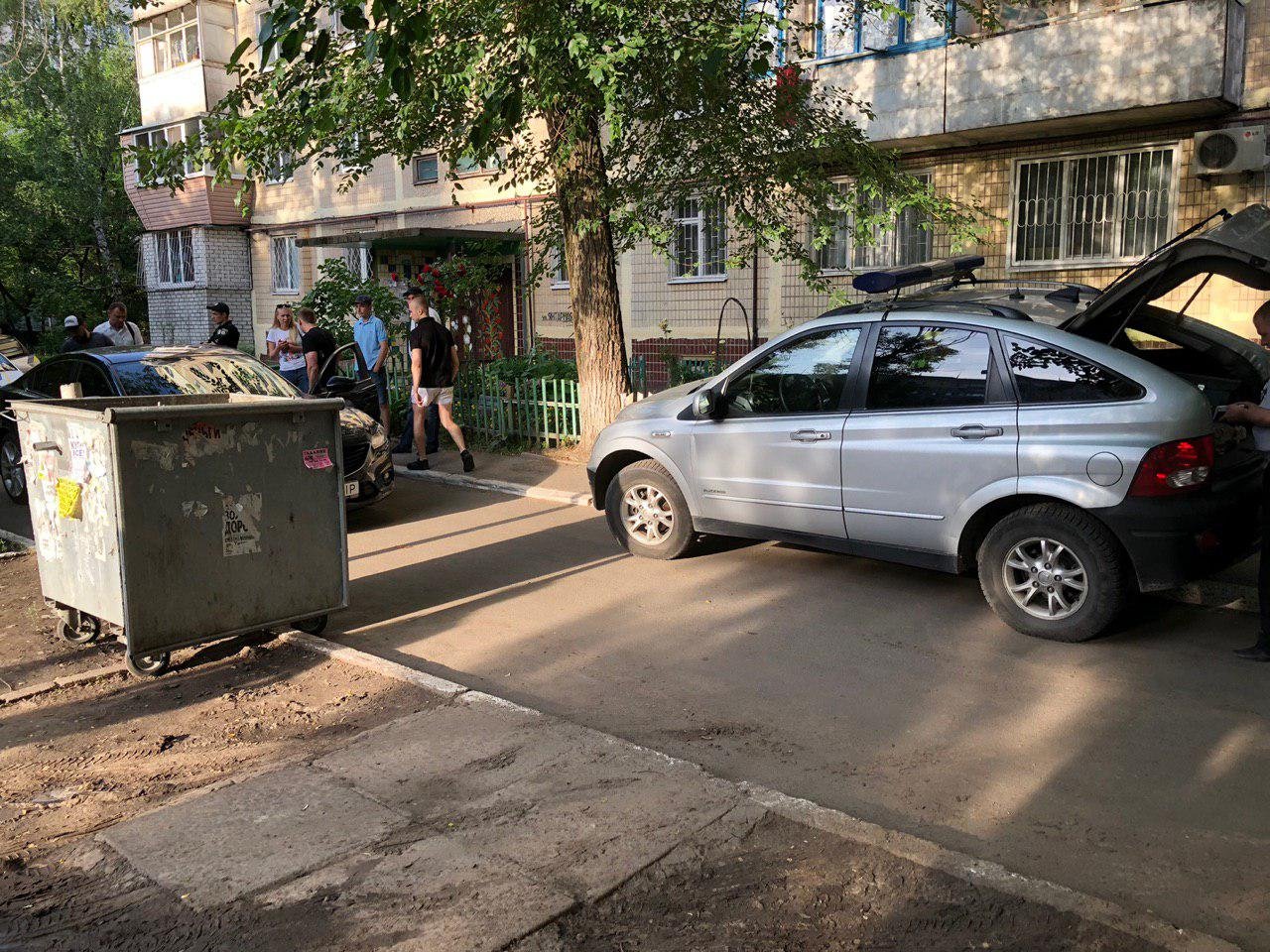 Сейчас на месте работает несколько экипажей патрульной полиции и следственно-оперативная группа