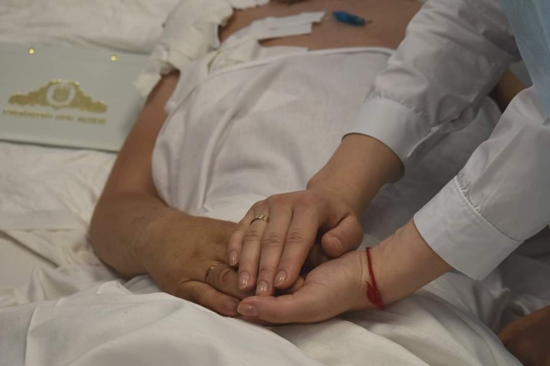 В больнице Днепра поженились боец с ранением головы и его беременная невеста 2