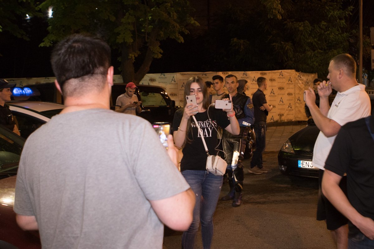 Все происходящее активисты снимали на телефоны и камеры 