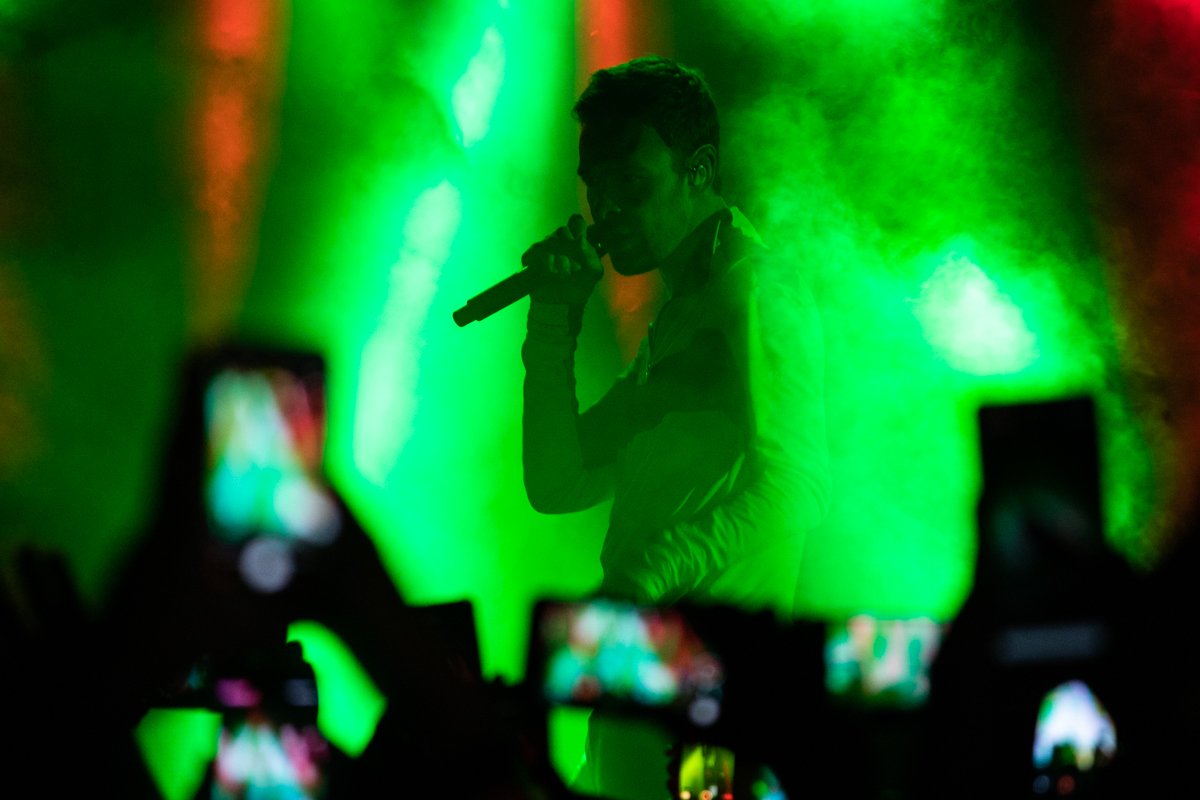 Артист исполнил свои хиты вместе со зрителями Артист исполнил свои хиты вместе со зрителями