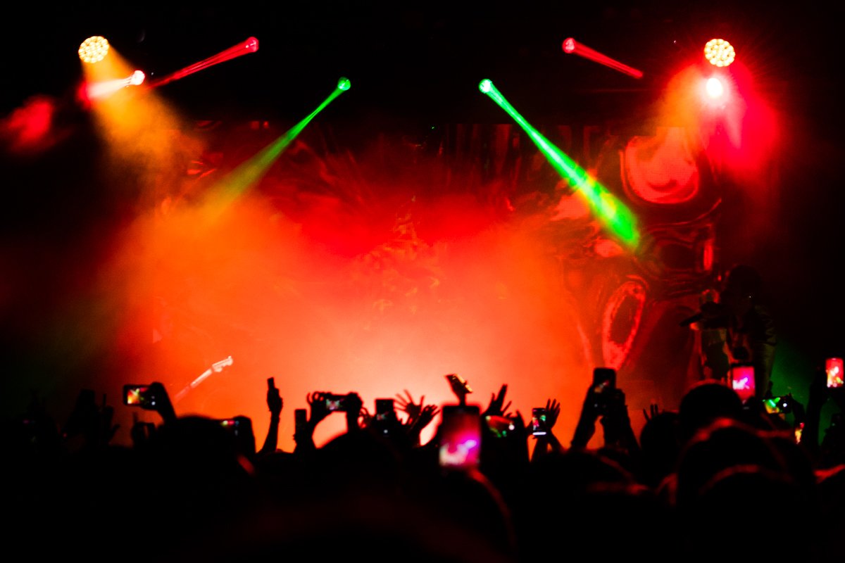 Зал восторженно встречал своего кумира Зал восторженно встречал своего кумира