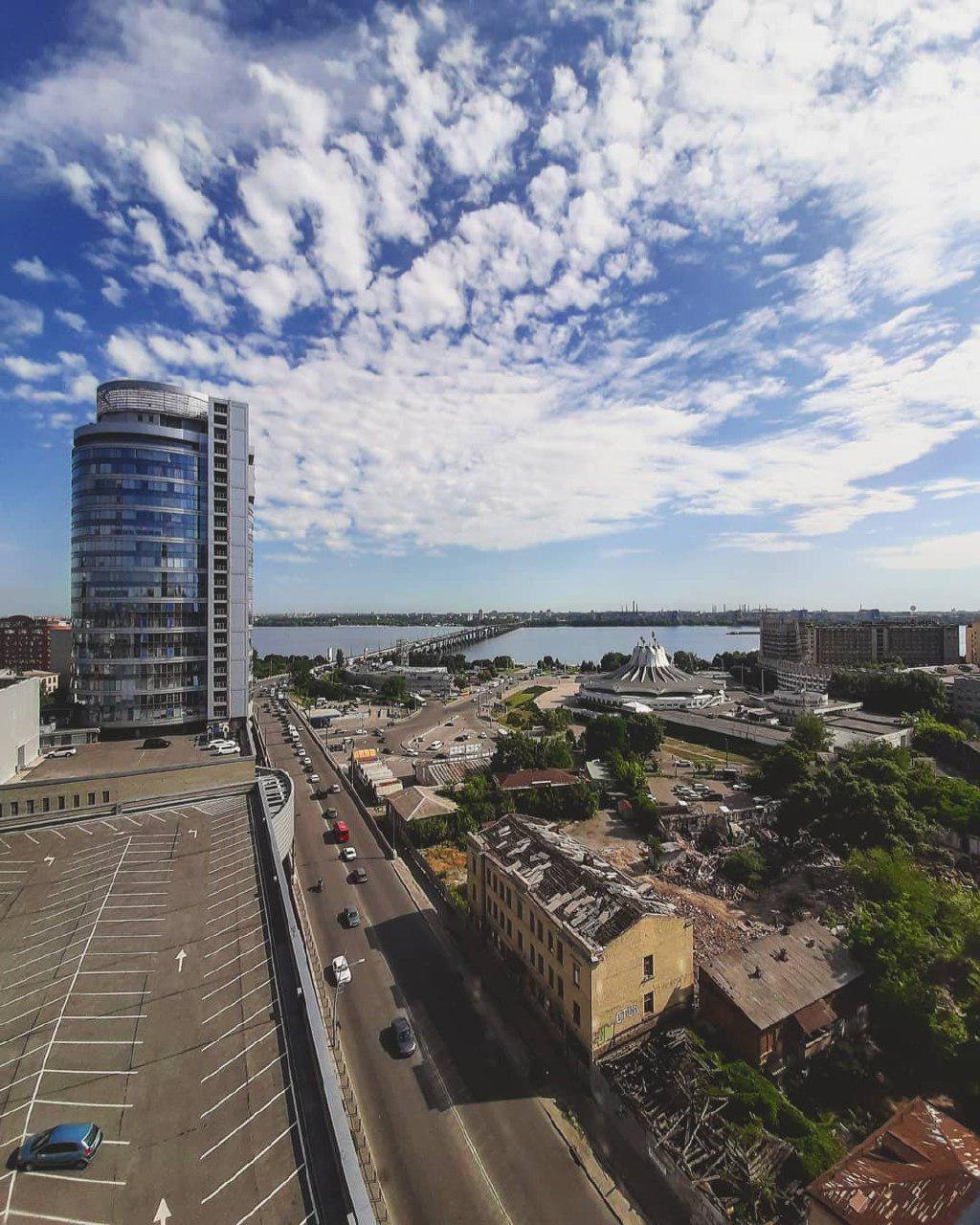 Днепр - город контрастов, где лоск и роскошь соседствуют с разрухой. Фото: street_artist_ua