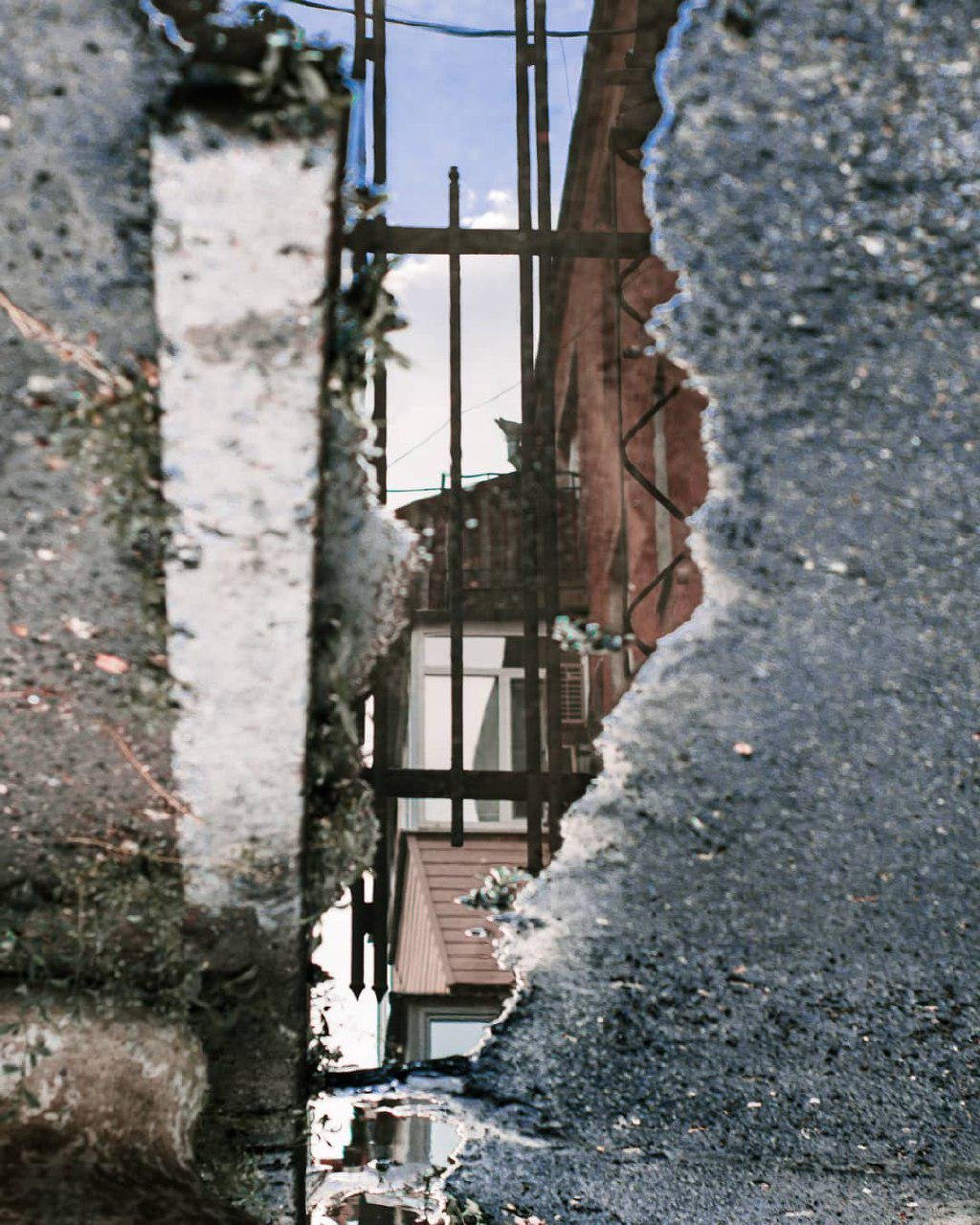 Кого-то ждет дома ужин, городу ужин не нужен. И он, отражаясь в лужах, сомнениями не перегружен. Фото: endryu.ph