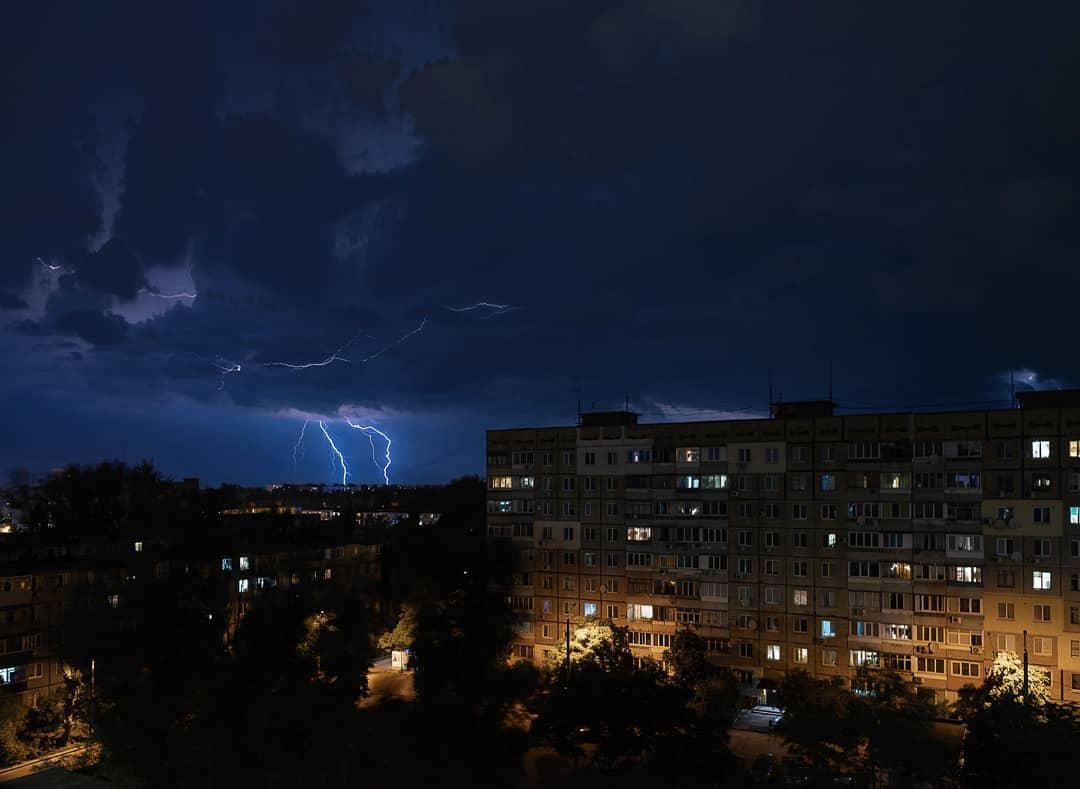 Молнии вспыхивают и гаснут, так же обстоит и с людьми. Фото: _artem_voloshyn_