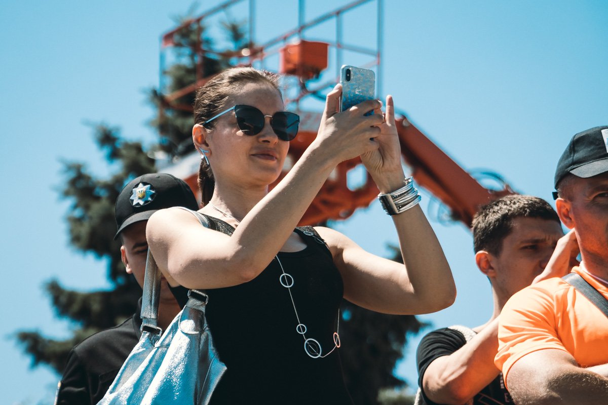 Группа поддержки под жарким солнцем небольшая, но она все равно есть Группа поддержки под жарким солнцем небольшая, но она все равно есть