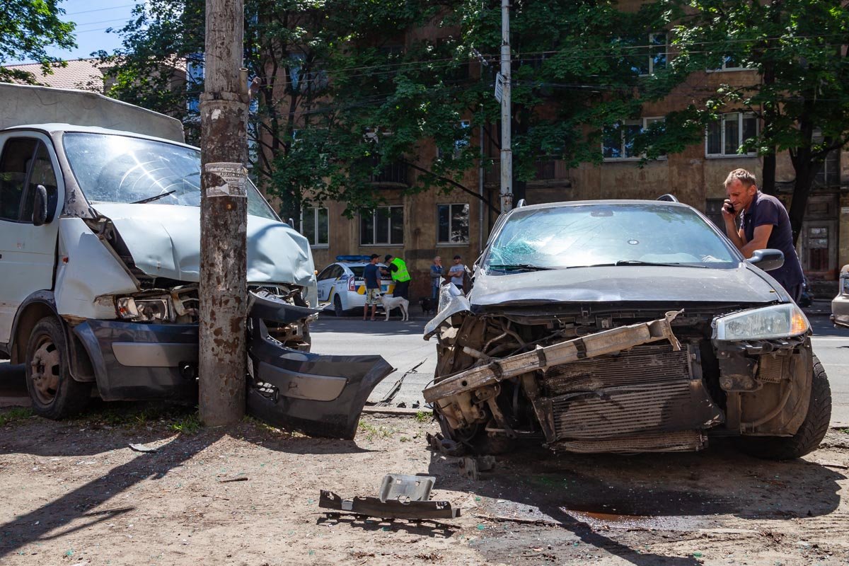 Водители обоих автомобилей отделались лишь ушибами и ссадинами