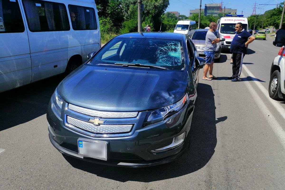 В Днепре на Гальченко мужчина с женщиной выскочили под колеса Chevrolet 1
