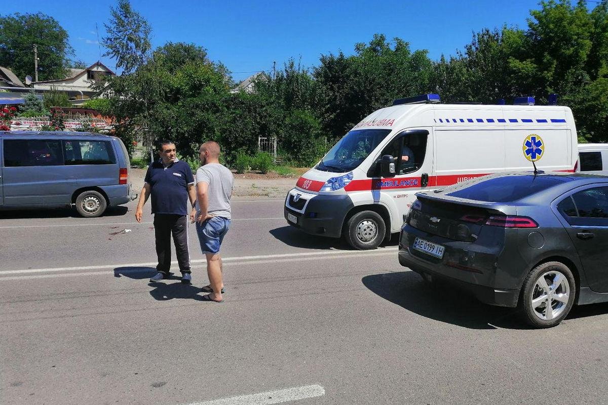 В Днепре на Гальченко мужчина с женщиной выскочили под колеса Chevrolet 2