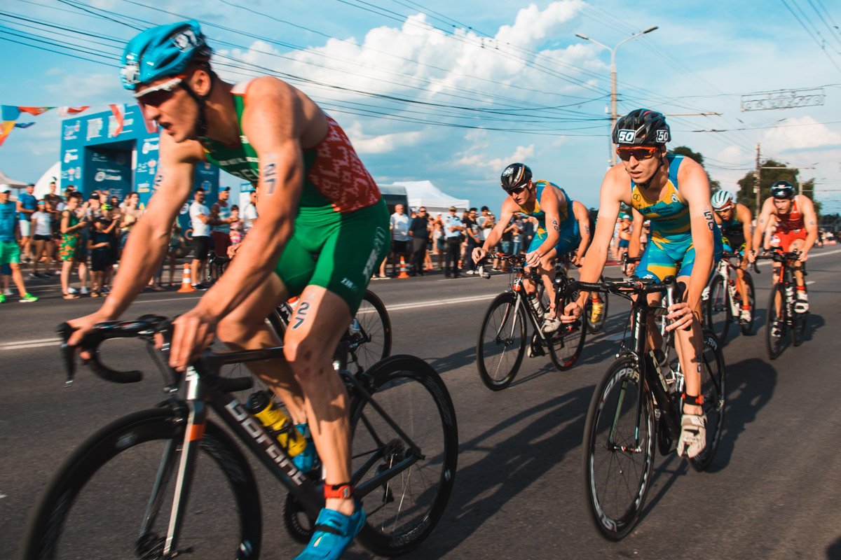 Основная масса участников ехали группами 