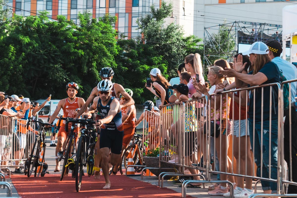 После велосипеда атлеты перешли на бег