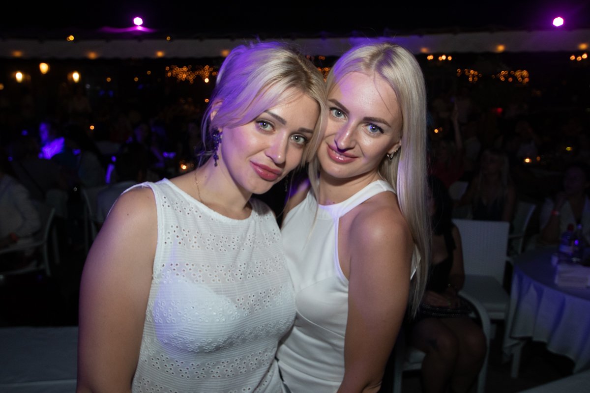 Среди гостей было много эффектных девушек Среди гостей было много эффектных девушек