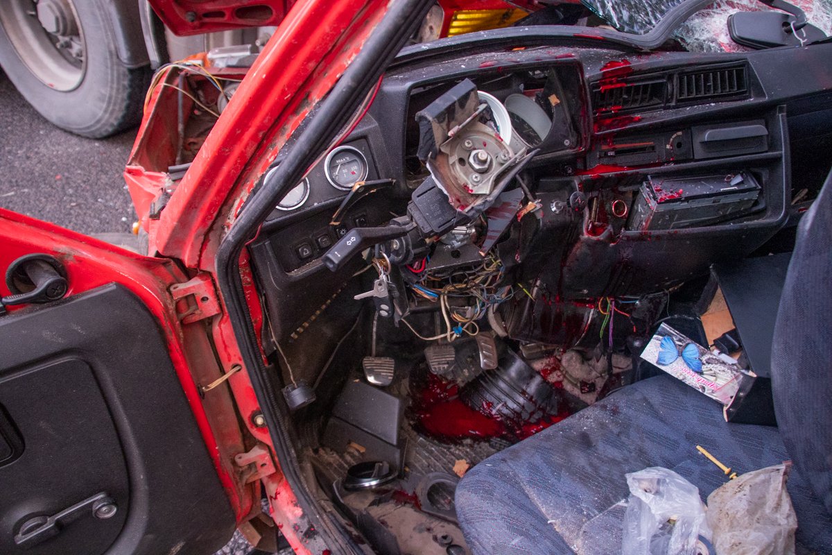 Водитель легковушки получил несколько тяжелых травм