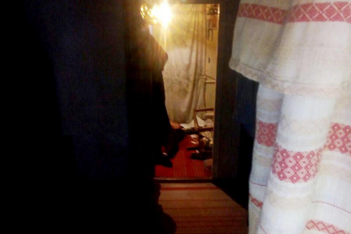 Правоохранители увидели мужчину лежащим на полу в одной из комнат Правоохранители увидели мужчину лежащим на полу в одной из комнат