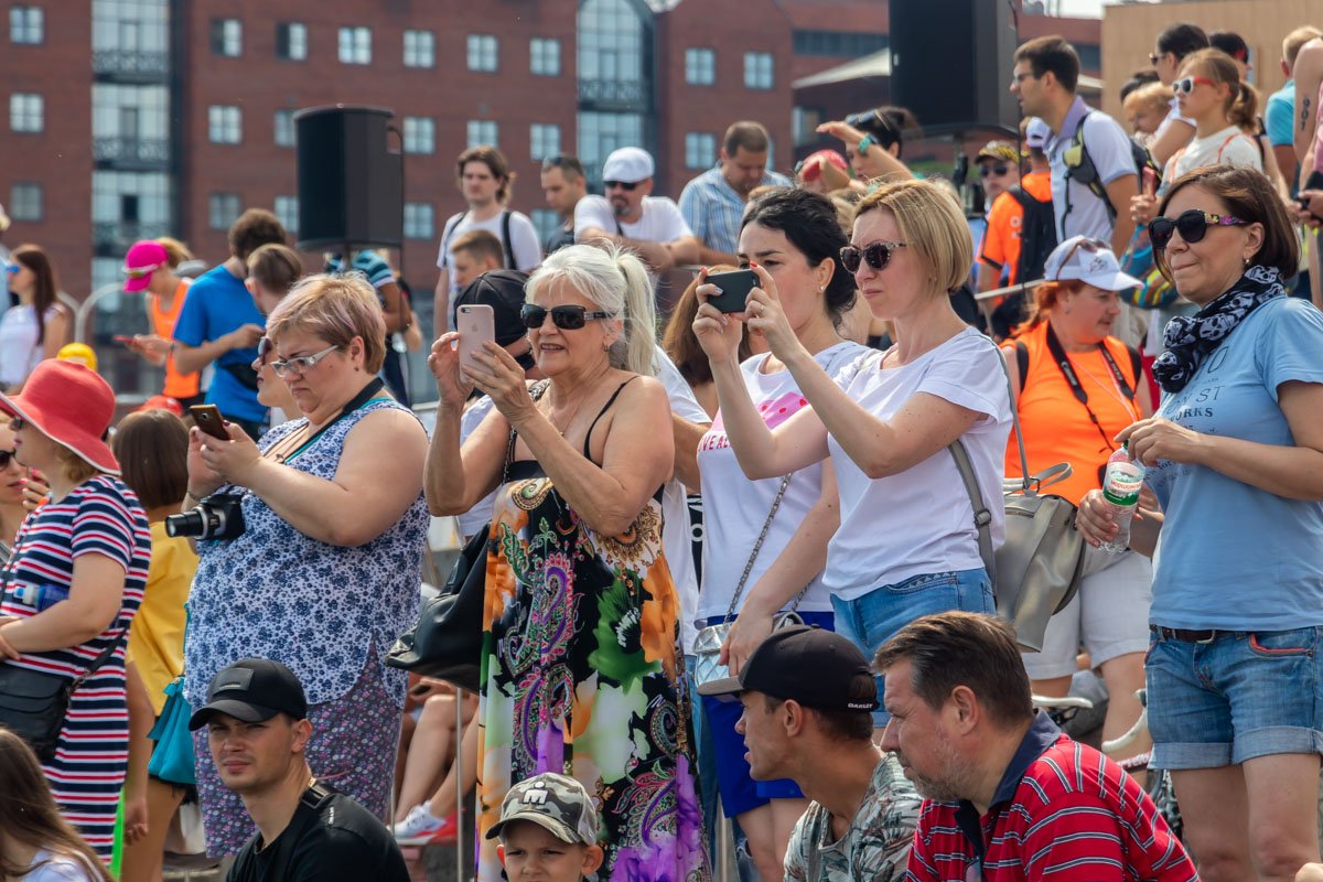 Посмотреть на участников пришло много людей Посмотреть на участников пришло много людей