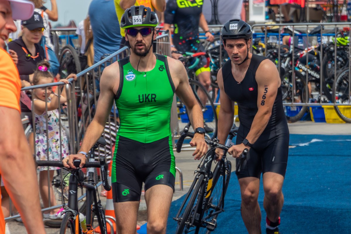 Атлеты готовятся к велосегменту Атлеты готовятся к велосегменту