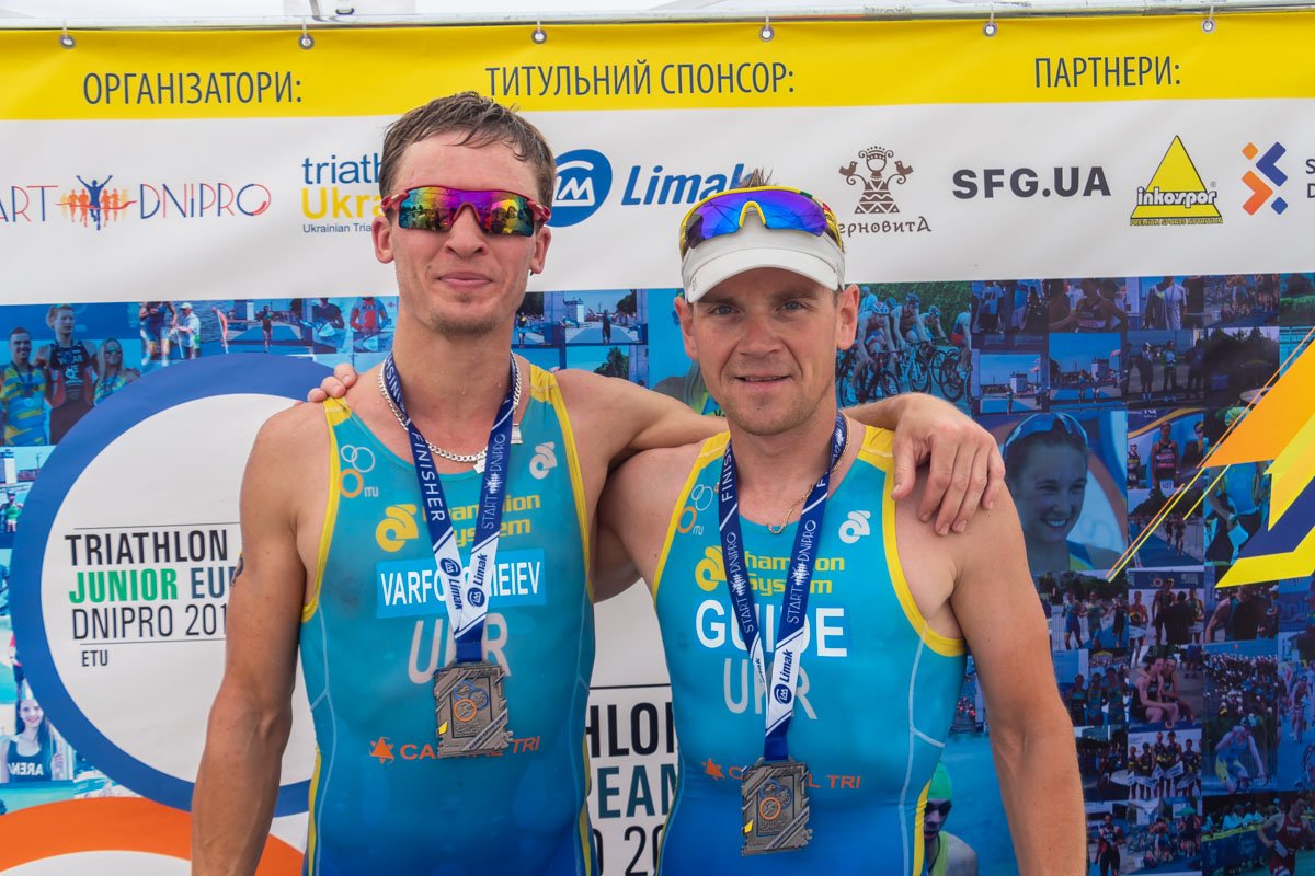 Победитель среди параатлетов (слева) и его гайд Победитель среди параатлетов (слева) и его гайд