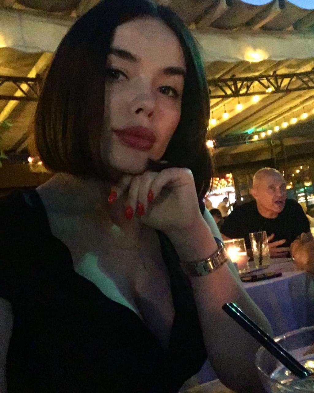 В ожидании любимого артиста