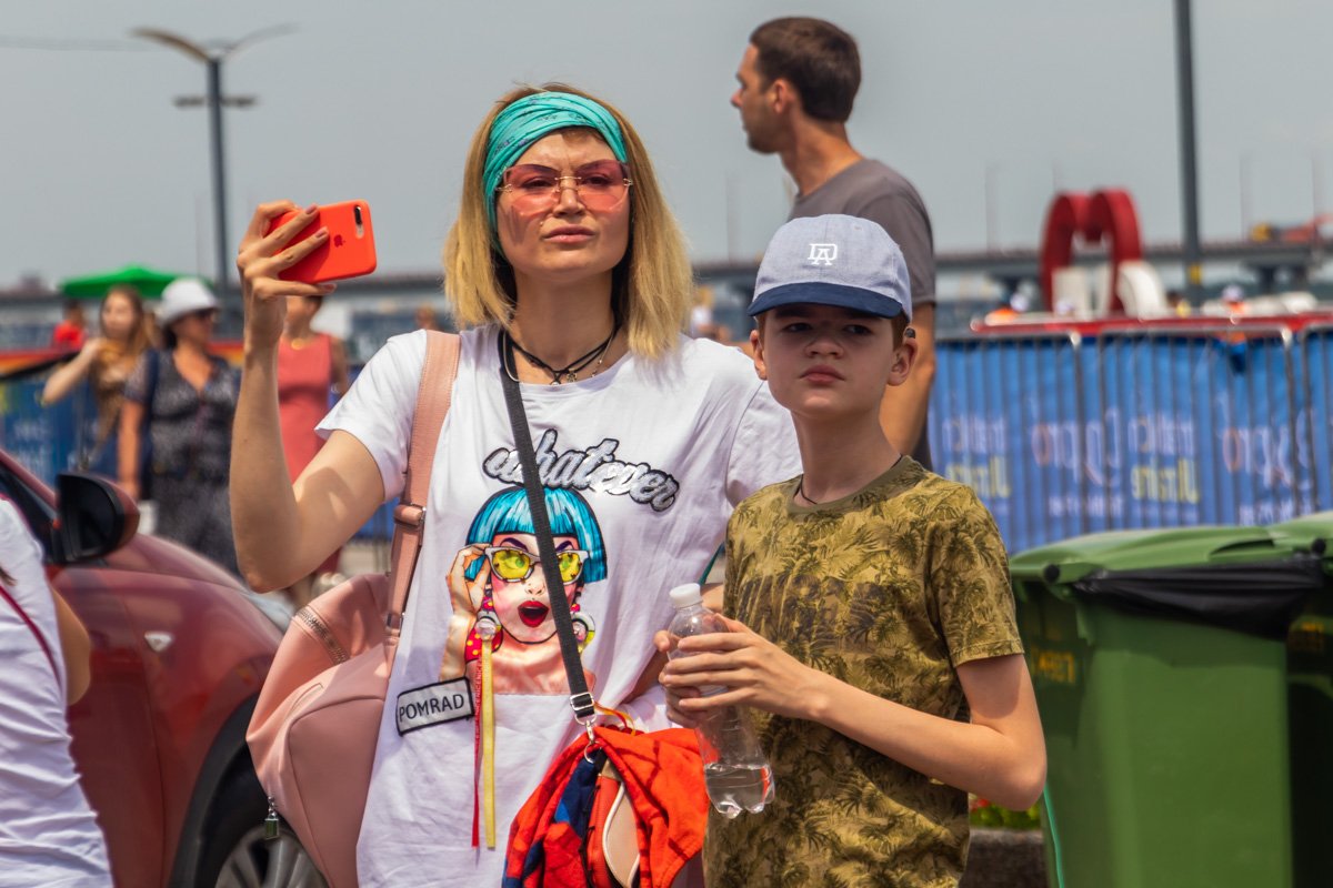 Нужно успеть заснять момент, когда самый главный атлет проезжает мимо Нужно успеть заснять момент, когда самый главный атлет проезжает мимо