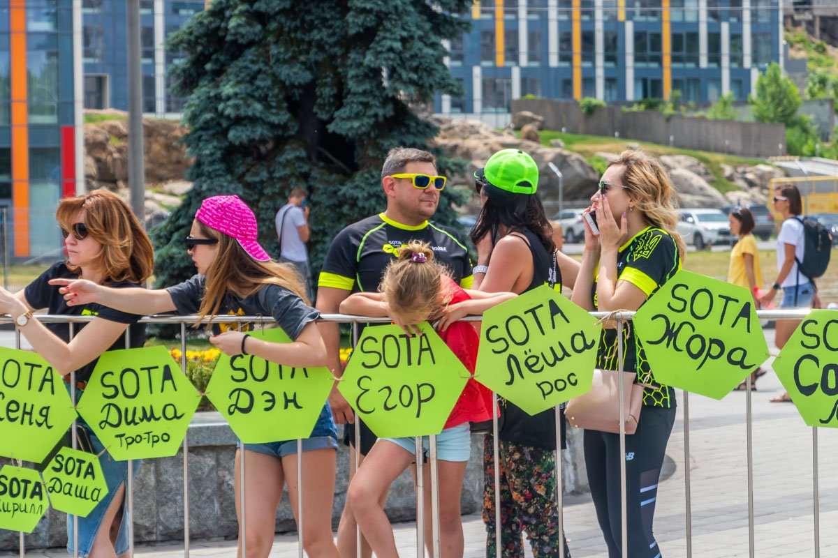 Эти болельщики действительно постарались, чтобы вдохновить своих атлетов Эти болельщики действительно постарались, чтобы вдохновить своих атлетов