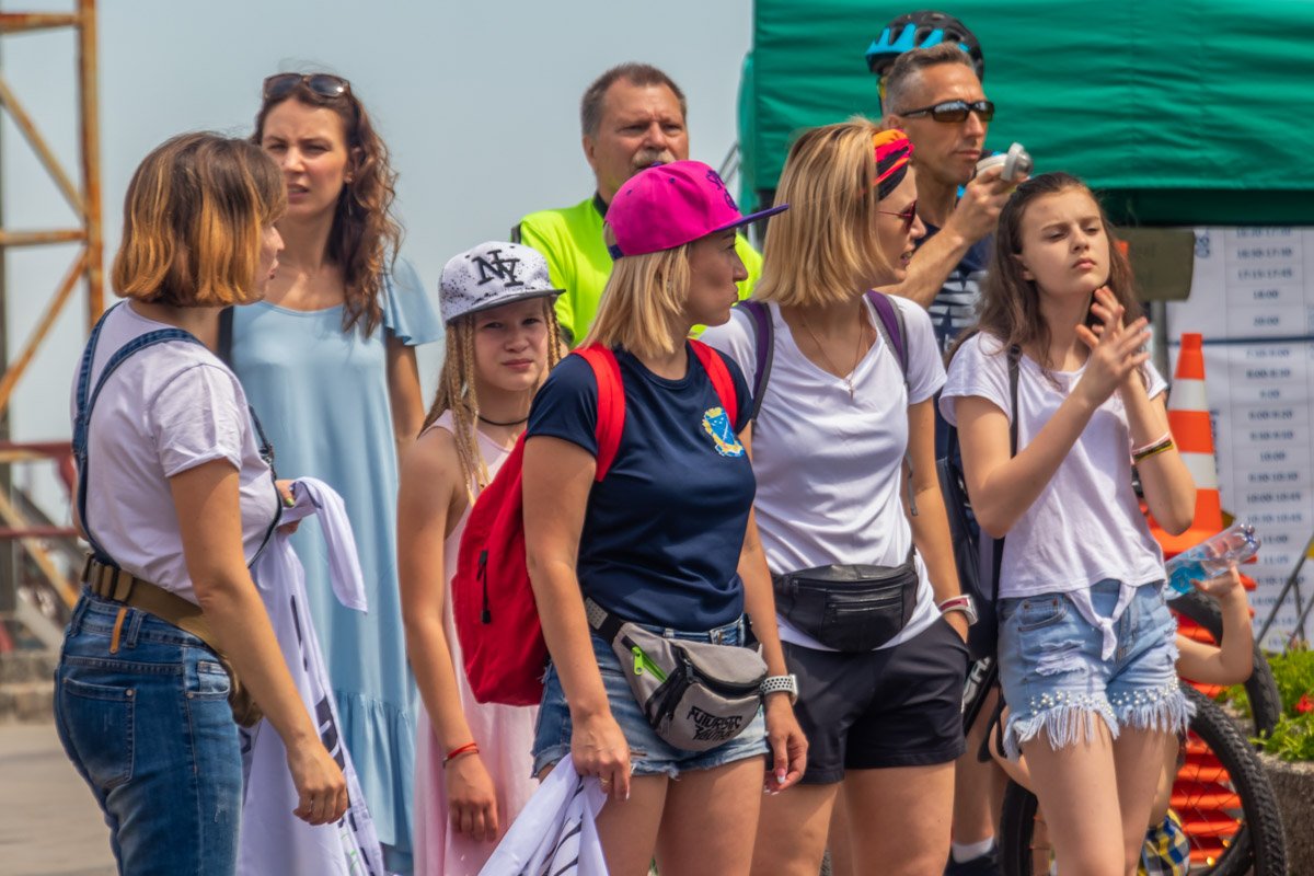 Все взгляды устремились на велогонку Все взгляды устремились на велогонку