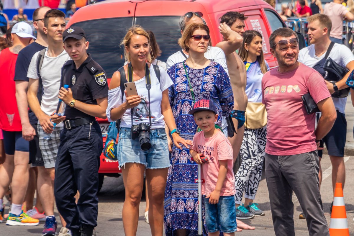 Родные атлетов старались поддерживать их на протяжении всех этапов Родные атлетов старались поддерживать их на протяжении всех этапов