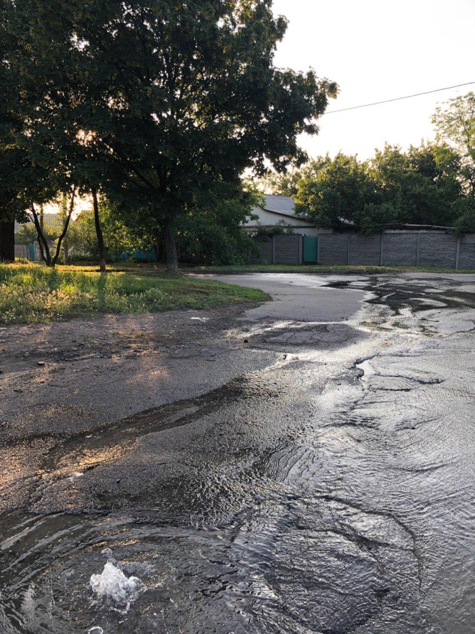Вода постепенно стекает по улицам Вода постепенно стекает по улицам