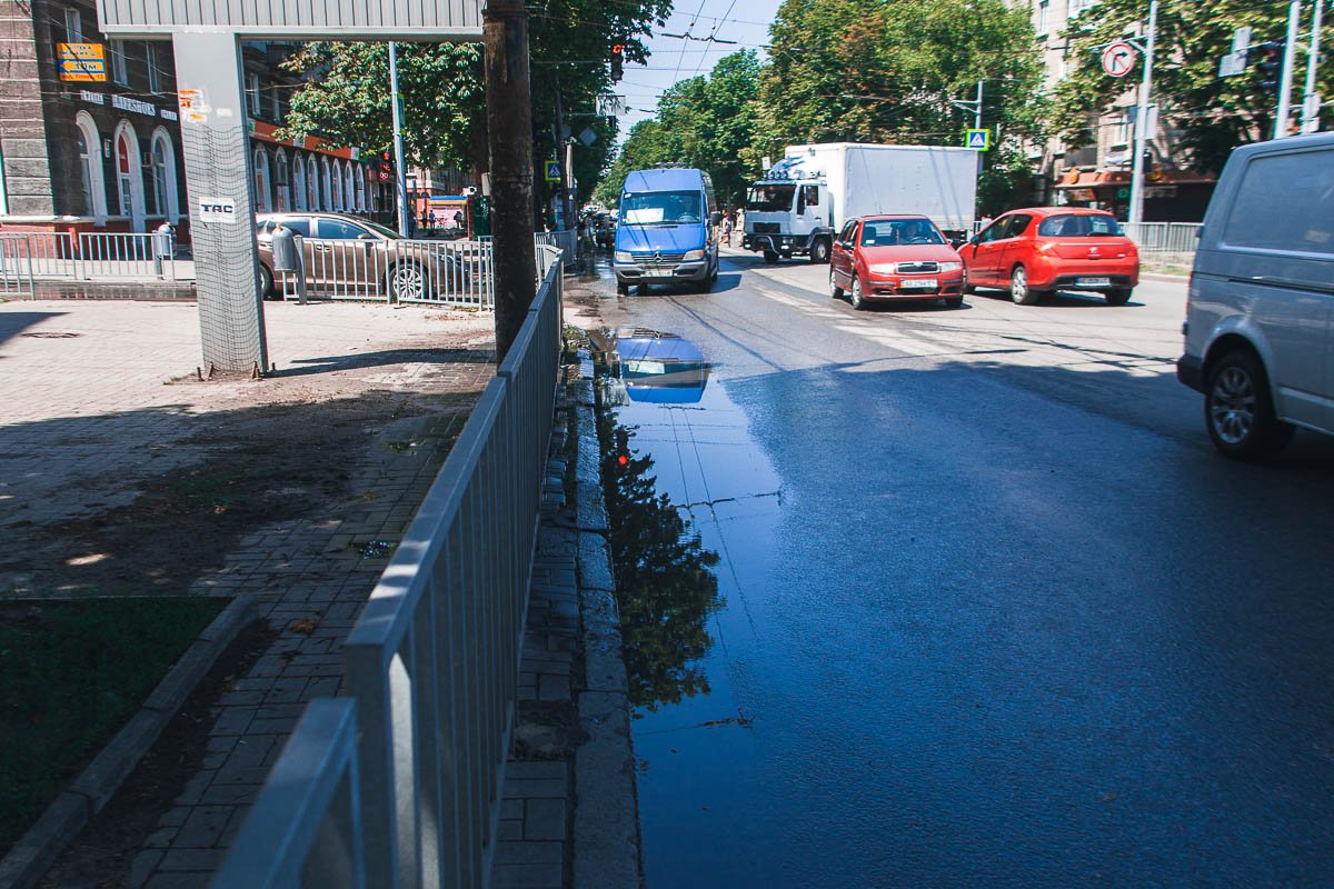 На Титова прорвало трубу